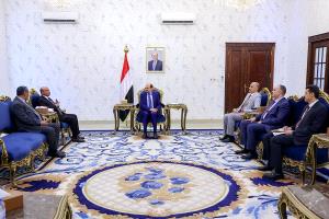 رئيس الوزراء يوجه بالبدء بتسليم مرتبات موظفي الدولة المدنيين والعسكريين بشكل عاجل