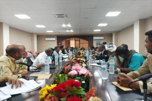 تنفيذي لحج يشدد على الانضباط الوظيفي ويناقش وضع الكهرباء والمياه