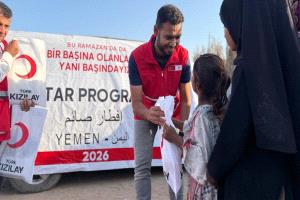 بتمويل من الهلال الأحمر التركي.. توزيع 1000 وجبة إفطار صائم في محافظتي عدن ولحج