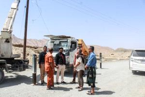 مدير عام بروم ميفع يتفقد أعمال إيصال وربط "غيضة البهيش" بالتيار الكهربائي لساحل حضرموت