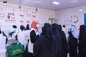 مدراء المدارس وأخصائيو ومشرفو التوزيع يطلعون على آلية العمل في المطبخ الصحي المدرسي بعدن