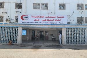 مستشفى الجمهورية بعدن يوجه موزعي الزكاة بتوزيعها نهارًا