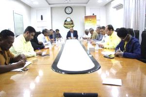 اللجنة الفرعية للاختبارات بمكتب تربية حضرموت الساحل تعقد اجتماعها الدوري لمناقشة الإعداد والتحضير لاختبارات شهادة الثانوية للعام الحالي