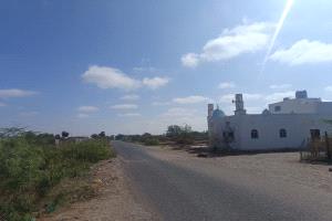 أهالي قرية الحبيّل بلحج يناشدون السلطات بإيقاف كارثة بيئية وصحية تهدد حياة السكان بسبب هناجر الدواجن داخل النطاق السكني