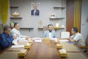 المحافظ عبدالرحمن شيخ يناقش مع ممثل جمعية  العون المباشر الكويتية سير المشاريع التي تنفذها الجمعية في العاصمة عدن