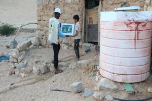 مركز الملك سلمان للإغاثة يواصل تنفيذ مشروع توزيع مساعدات التمور في مديرية رماه بحضرموت الوادي