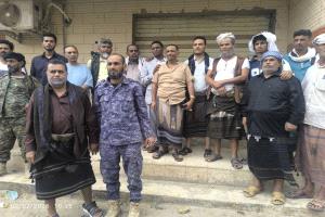 مواطنون يحضرون إلى مقر صحيفة عدن الغد تضامنًا ورفضًا لواقعة الاقتحام