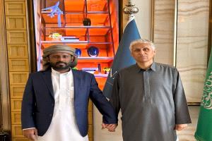 ​الشيخ بن حبريش يطمئن على صحة السفير فهد المنهالي في الرياض