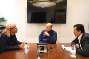 عضو مجلس القيادة الرئاسي سالم الخنبشي يؤكد أهمية التنسيق بين السلطات المحلية ووزارة النفط