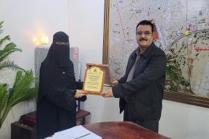 نظير دعمه للمدرسة..
مدير عام المنصورة يتسلم درع تكريمي من إدارة مدرسة الفقيد عبدالله شرف للتعليم الأساسي