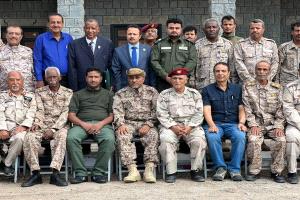 كوكبة من القيادات العسكرية الدفعة السابعة يتسلمون شهادات التخرج من كلية الدفاع الوطني بالأكاديمية العسكرية العليا