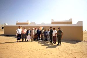 محافظ حجة يتفقد مشروع مجمع سكني للنازحين بتمويل مركز الملك سلمان في ميدي