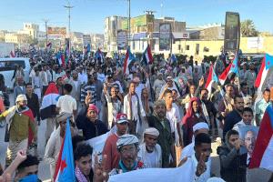 المئات يتظاهرون في سيئون