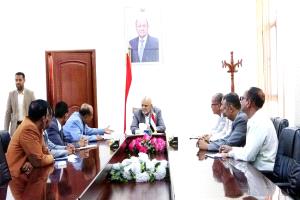 اجتماع في تعز يناقش تنفيذ الخطط المالية والإيرادية بكفاءة وتعزيز الشفافية