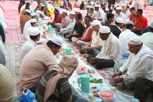 إفطار رمضاني يجمع أبناء حارة الخليف في أجواء من التآخي والوفاء