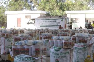 مؤسستي البركة ووقف الواقفين يدشنان توزيع السلال الغذائية الرمضانية لدعم العملية التعليمية في مدارس الكود بخنفر