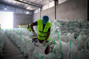 أفران عدن الخيرية تجهز مشروع السلة الغذائية الرمضانية للفقراء والمحتاجين