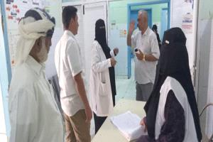 نائب مدير عام صحة أبين د. السعيدي يشهد سير العمل بالمخيم الطبي المجاني لجراحة اللوزتين بمستشفى زنجبار