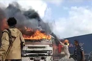 وفاة ثلاثة أشخاص جراء انقلاب قاطرة على دراجة نارية في الحديدة