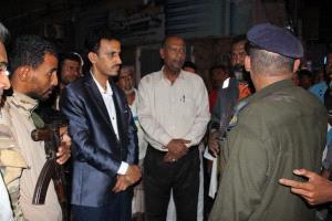 الوكيل الجيلاني يطلع علي الأضرار الناجمة عن حريق اندلع في منزل مدير تربية أرياف المكلا