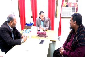 الأمين العام للمجلس المحلي بأبين يبحث الإجراءات التنفيذية لتأثيث وتجهيز مركز دحر الملاريا بتمويل من WHO بـ 60 ألف دولار