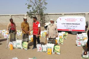 الهلال التركي توزع 500 سلة غذائية وألف وجبة إفطار في محافظتي عدن ولحج