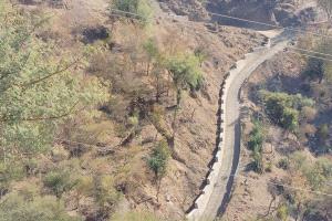 تسليم مشروع رصف نقيل الحمر ببني سميع في مديرية المواسط