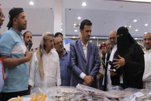 الوكيل الجيلاني يدشن معرض تسويق وبيع الأسماك والمنتجات البحرية بالمكلا
