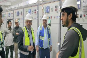 وزير الكهرباء يتفقد محطة 120 ميجاوات الشمسية ويكشف فقدان 8 ميجاوات ويوجه باجتماع طارئ لمعالجة الخلل