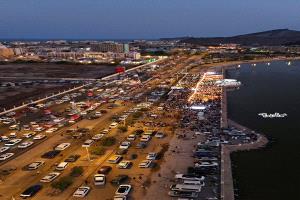 آلاف الشباب يشاركون في الإفطار العزابي بعدن ضمن فعاليات رمضان 2026