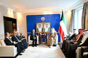 رئيس مجلس القيادة يبحث ورئيس الوزراء الكويتي العلاقات الثنائية والدعم المطلوب للحكومة الجديدة