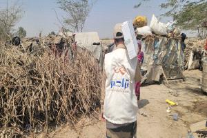 مؤسسة "تراحم" الإنسانية توزع تمور لـ(50) أسرة بزنجبار أبين