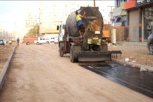 انطلاق رش مادة (MC) تمهيداً لسفلتة طريق التقنية – إنماء بالمنصورة لإنهاء معاناة المواطنين