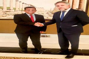 فتحي بن لزرق يلتقي سفير الاتحاد الأوروبي لدى اليمن باتريك سيمونيه في عمّان ويبحثان تطورات الأوضاع والهجوم على مؤسسة عدن الغد