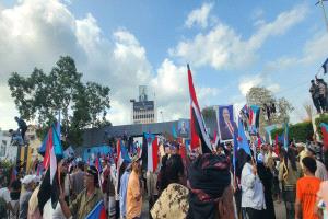 المئات بالتواهي يتظاهرون