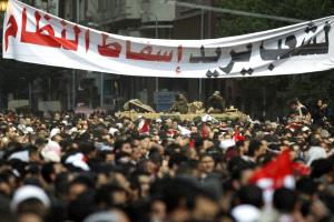 انقسام حاد في ذكرى 11 فبراير.. كاتب سياسي يهاجم “ربيع الفرقة الأولى” ويحمل الإسلام السياسي مسؤولية الانهيار