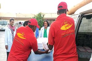 أفران عدن الخيرية تنفذ حملة توزع وجبات إفطار الصائم في مستشفى الصداقة بعدن