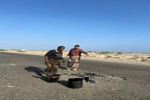 الشاب وجدي المحروق ينفذ مبادرة لردم الحفر بأبين حفاظاً على سلامة المواطنين