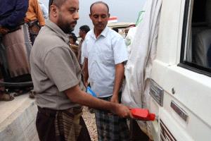 شركة النفط اليمنية تؤكد توفر البنزين بالسعر الرسمي واستمرار التموين دون انقطاع في سقطرى