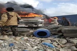 عاجل : اندلاع حريق في جمرك ميناء الحاويات بعدن يلتهم عدداً من الشاحنات