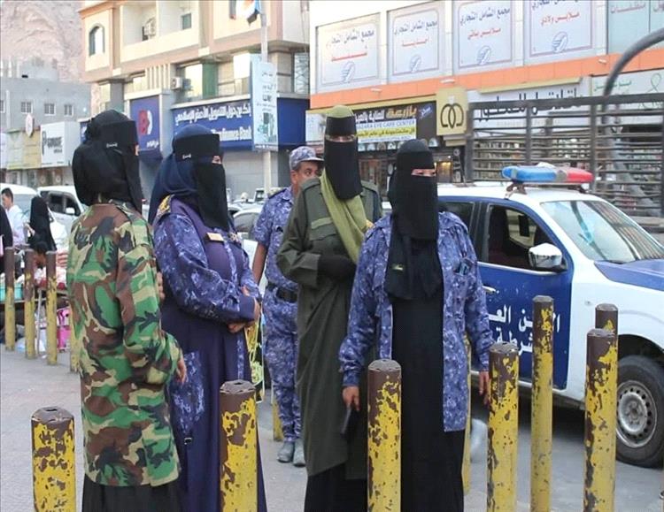 الشرطة النسائية بمعية دوريات أمن مديرية المكلا تشن حملة لتطهير شوارع المدينة من النشالين