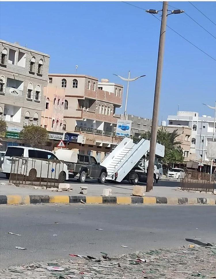 نهب مطار الريان ومقر المنطقة العسكرية الثانية ومؤسسات حكومية في المكلا 