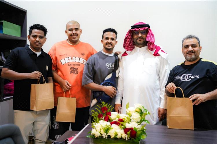 الضالعي يكرم المصورين اليمنيين المشاركين في بطولة العالم