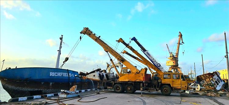 انتشال ثاني أكبر سفينة غارقة في ميناء الاصطياد السمكي بعدن تمهيدًا لإعادة تشغيله