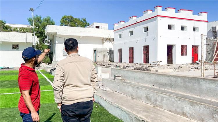 مدير صيرة يتفقد سير المشاريع المنفذة في نادي التلال بتمويل محلي