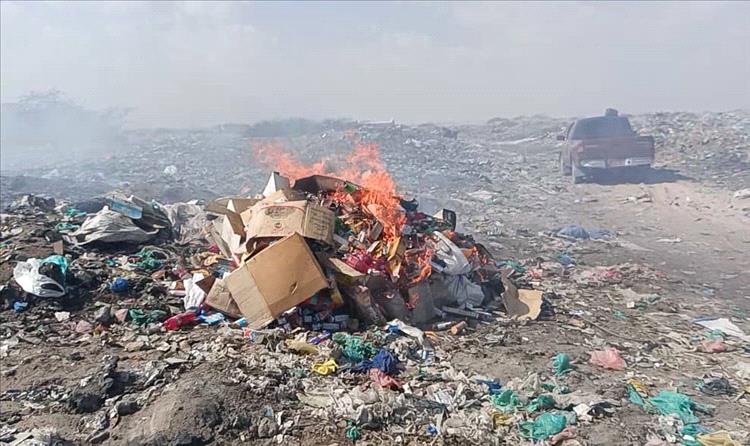 مكتب الأشغال بخنفر بتلف 2 طن من المواد المنتهية الصلاحية بمكب النفايات بدوفس