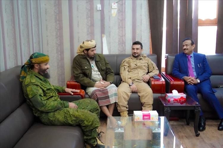 المحافظ بن الوزير يلتقي بعدد من قيادات قوات العمالقة 