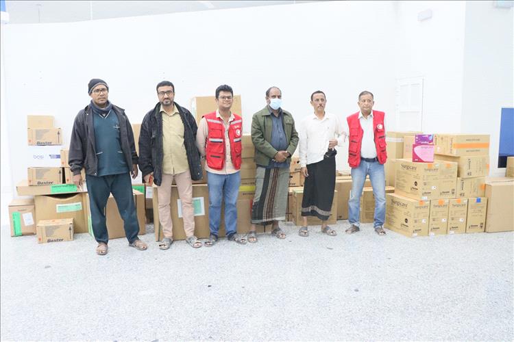جمعية الهلال الأحمر اليمني بحضرموت تسلم هيئة مستشفى سيئون ومستشفى القطن ادوية ومستلزمات طبية لأقسام الطوارئ
