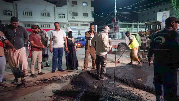 العقربي وبن جرادي يطلعان على سير أعمال سفلتة شارع البلدية بمديرية صيرة