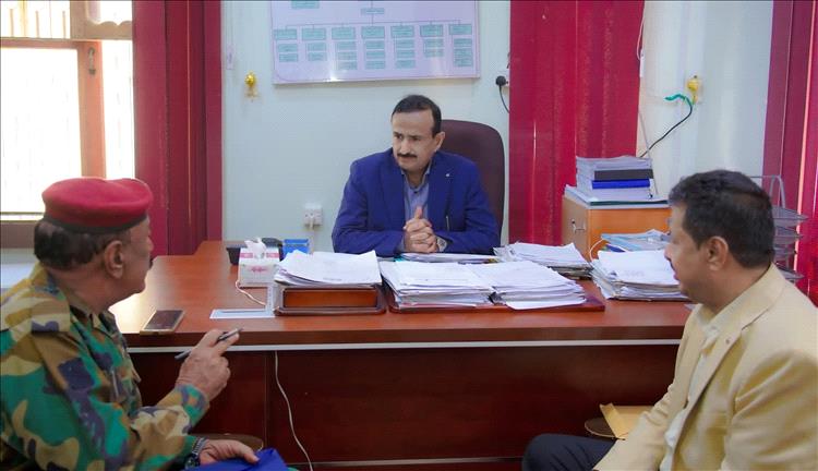 المحافظ بن الوزير يشدد على الجاهزية الأمنية وحماية المؤسسات السيادية في مديرية رضوم